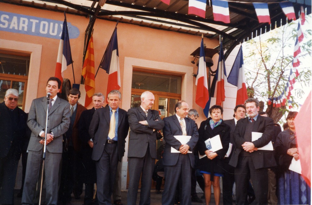 André Aschieri, réunion devant la gare en 1998 pour faire activer la réouverture de la ligne
