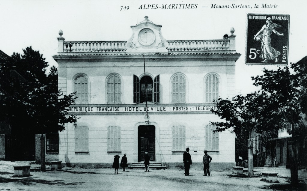 Mairie de Mouans-Sartoux vers 1910 où l'on voit la mention Poste et Télégraphe