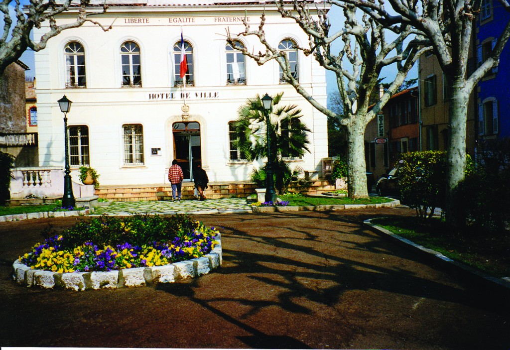la Mairie et la place De Gaulle débarrassée des voitures en 1985