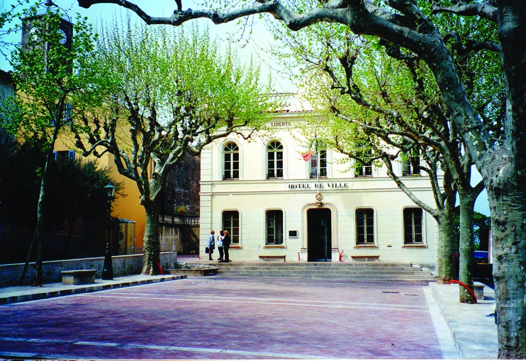 La Mairie et la place De Gaulle réaménagée en 2000