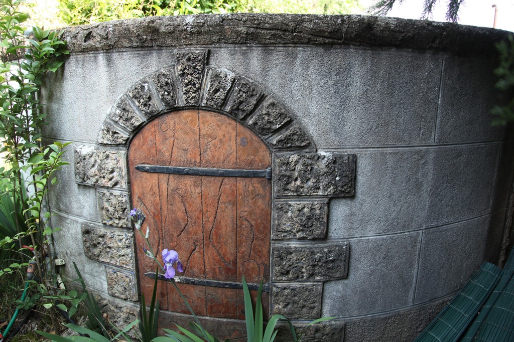 Magnifique décors "rocaille" fausse porte peinte sur un bassin avenue des Sources (2011)