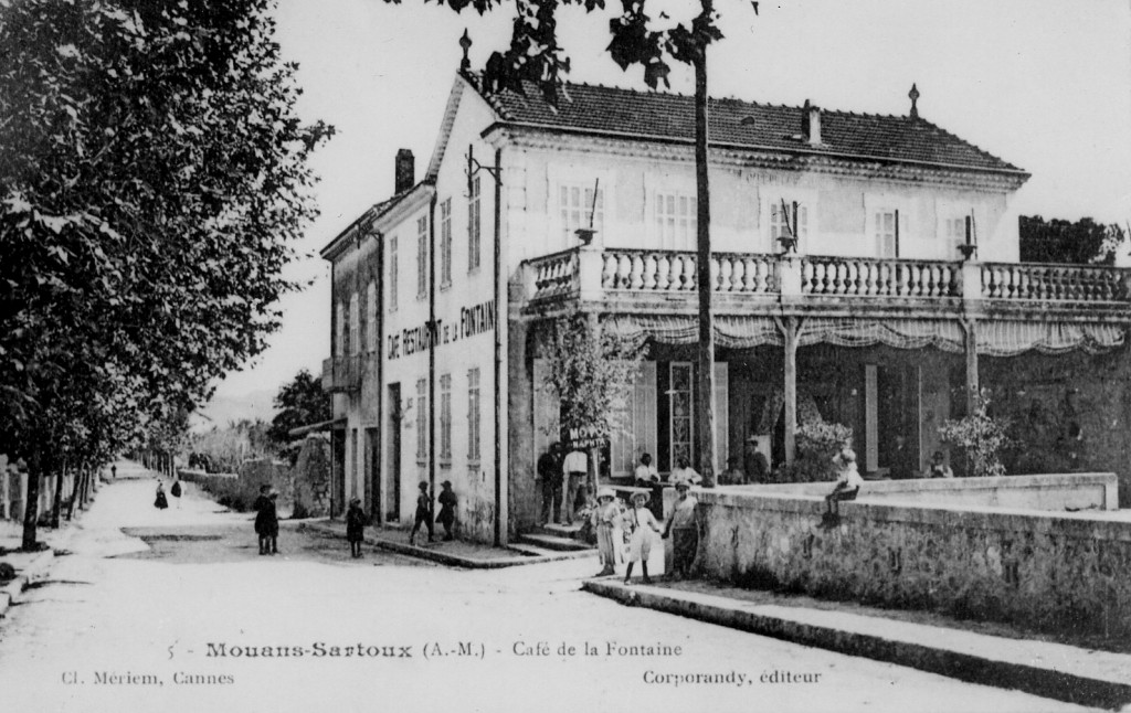 Café de la Fontaine avec ses colonnes "rocailles" soutenant la terrasse vers 1920