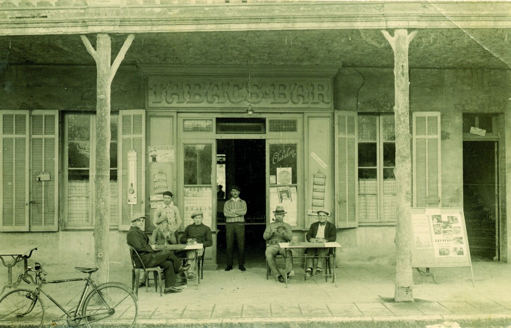 Café de la Fontaine, les colonnes "rocailles" vers 1930