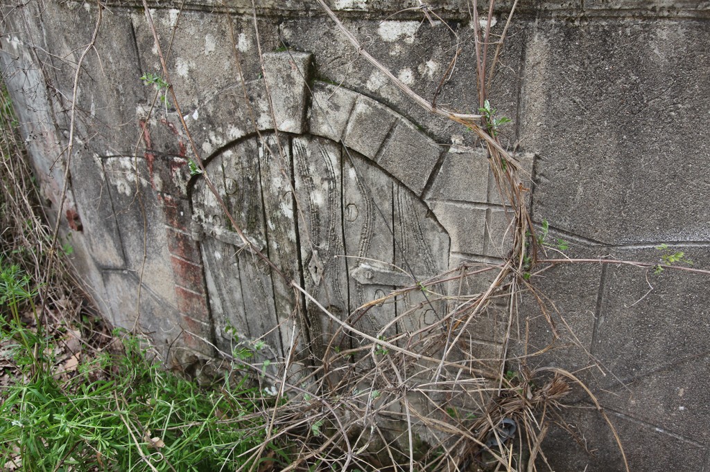 Décors "rocaille" fausse porte sur un bassin avenue Evelyne Bertrand (2011)